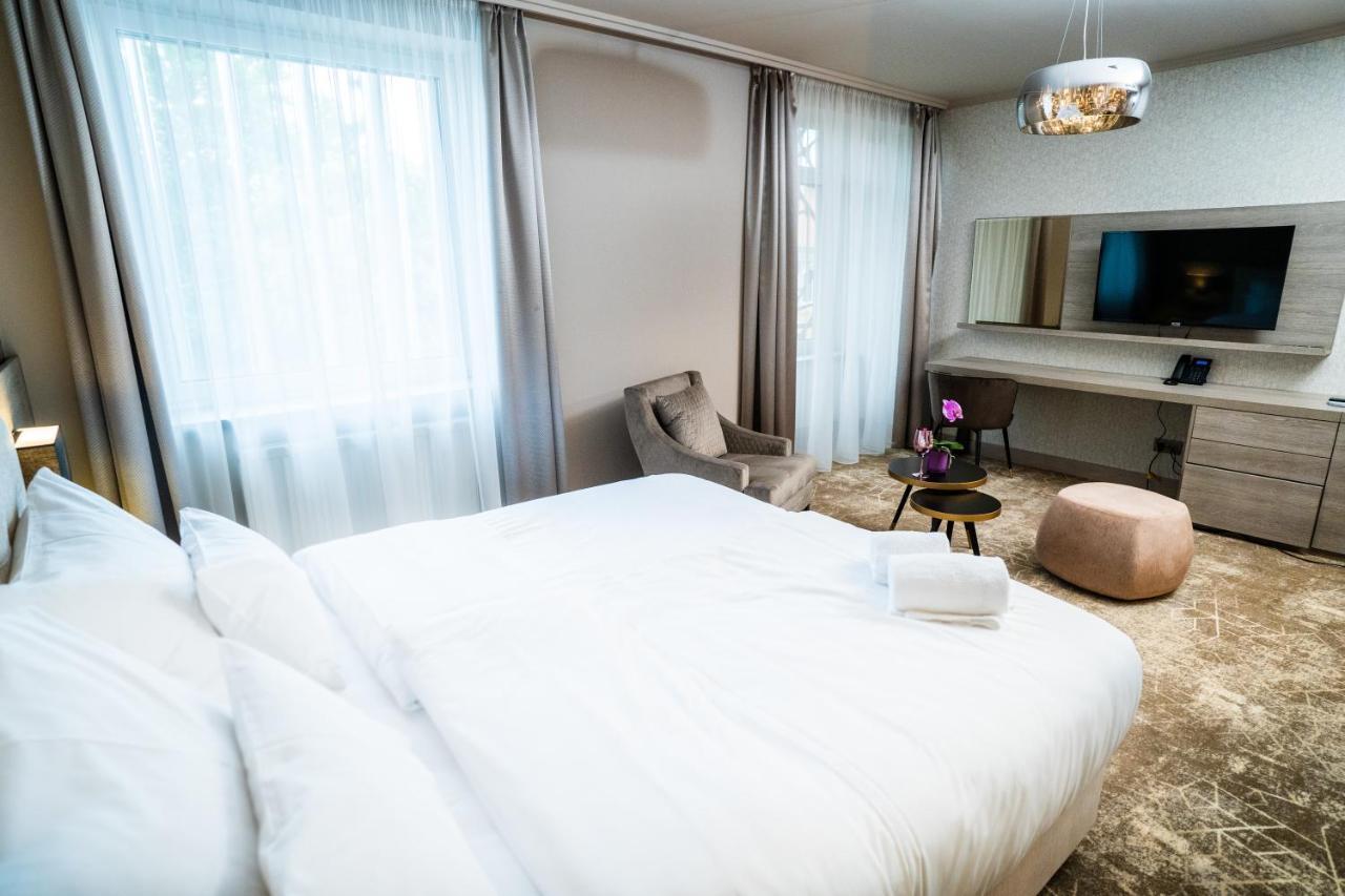 Hotel Europa Комарно Экстерьер фото