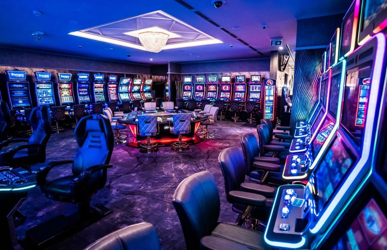 Hotel Europa Комарно Экстерьер фото