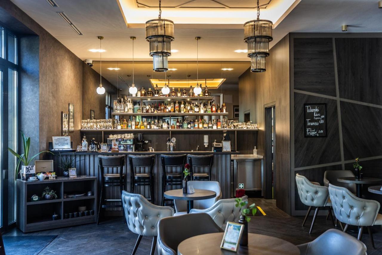 Hotel Europa Комарно Экстерьер фото