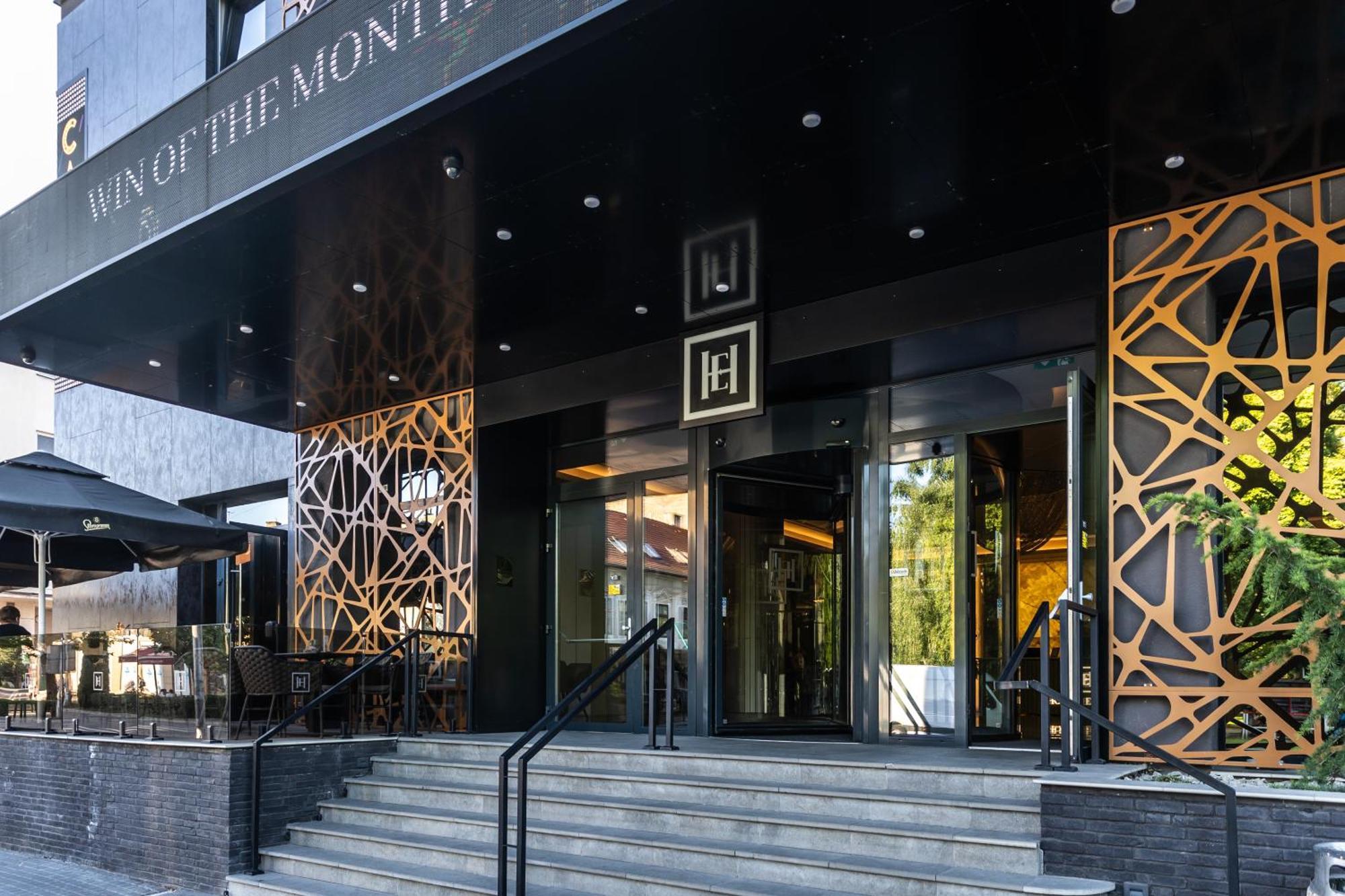 Hotel Europa Комарно Экстерьер фото