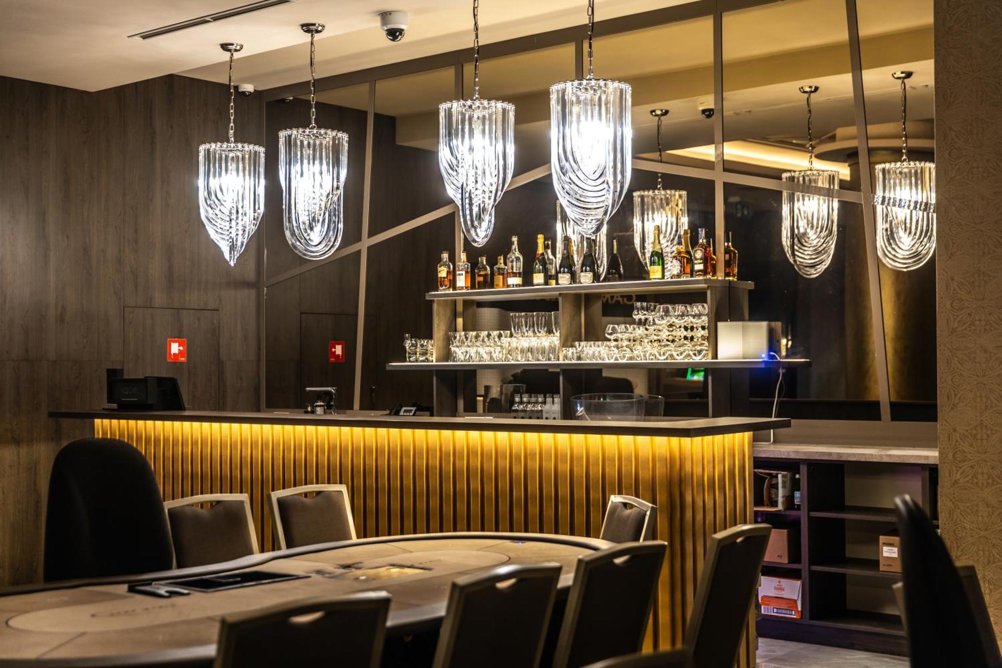 Hotel Europa Комарно Экстерьер фото