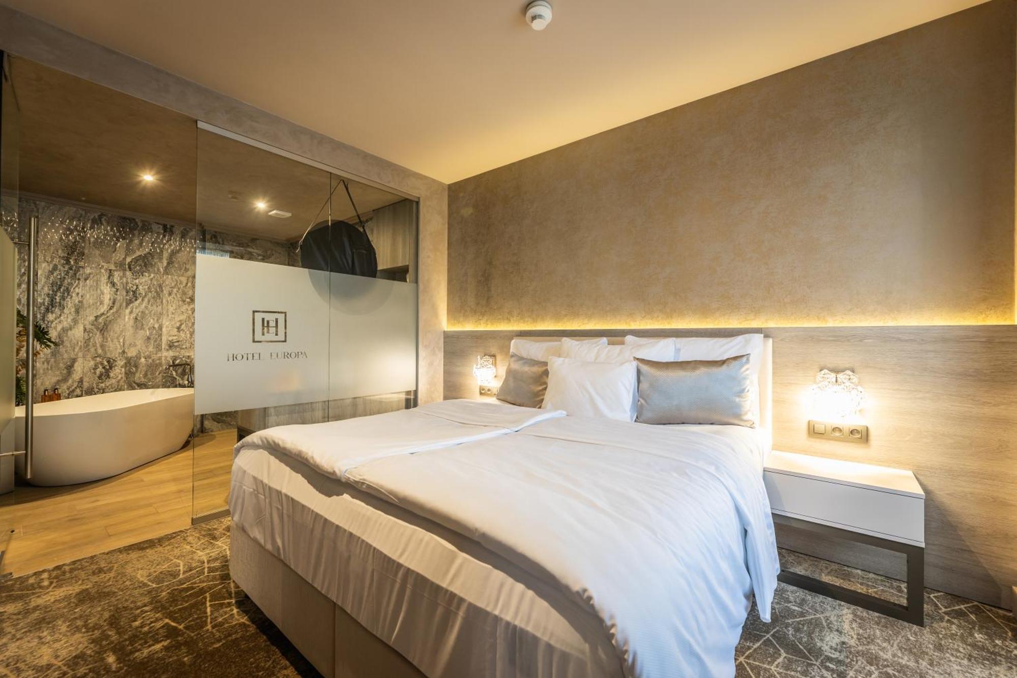 Hotel Europa Комарно Экстерьер фото